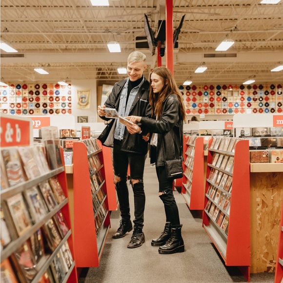 Welcome to our closet✨ - Picture 8 of 10